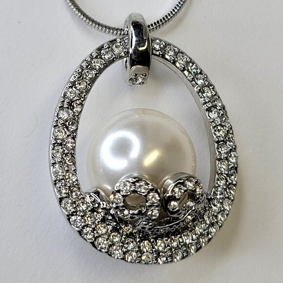 White Pearl Pendant Necklace Faux Pearl - Picture 1 of 7